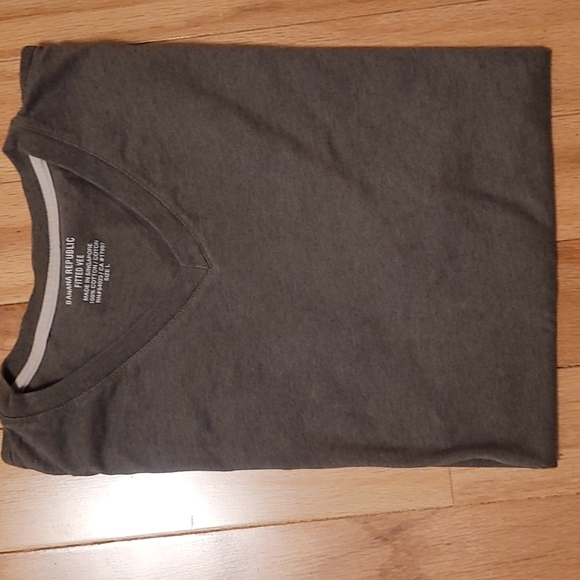 Banana Republic fitted vee size large